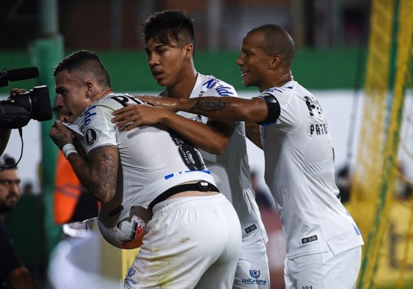 Comemoração de jogadores do Santos pela fase de grupos da Libertadores. Foto: Getty Images Comemoração de jogadores do Santos pela fase de grupos da Libertadores. Foto: Getty Images