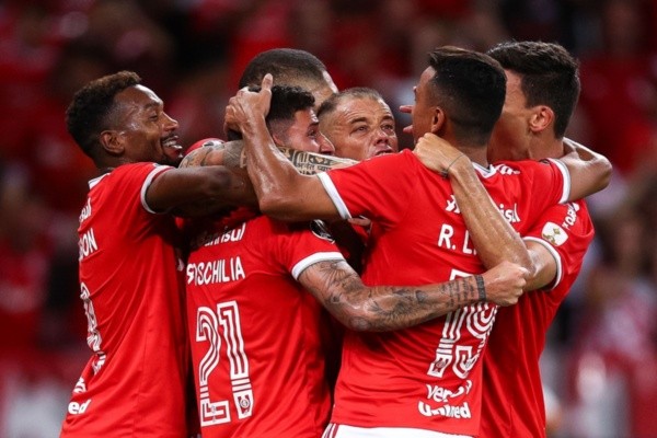 Jogadores do Internacional se abraçam após gol colorado. Foto: Getty Images