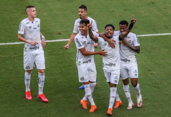 Jogadores do Santos comemoram gol contra o Grêmio. Foto: Getty Images