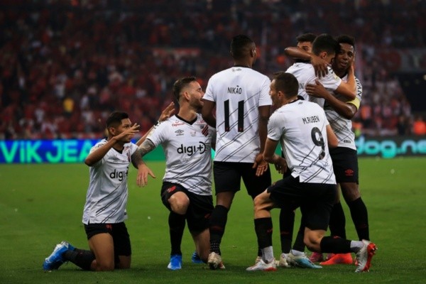 Jogadores do Athletico-PR celebram gol. Foto: Getty Images
