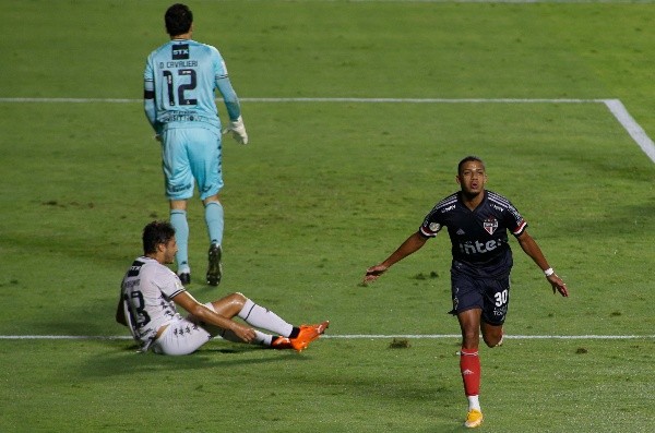 Brenner comemora segundo gol da vitória sobre o Botafogo (Foto: Getty Images)
