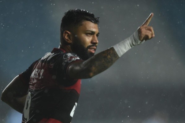 Gabigol comemorando gol contra o Racing — Foto: Getty Images