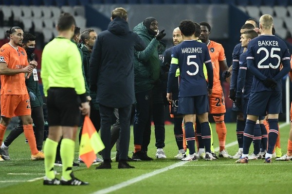 Jogadores do PSG e do Istanbul saem de campo após racismo do quarto árbitro (Foto: Getty Images)