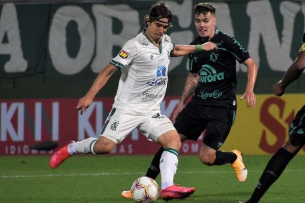 Meio-campista de 24 anos é um dos pilares da ótima campanha do Coelho de Lisca na Série B e na Copa do Brasil (Foto: João Zebral / América)