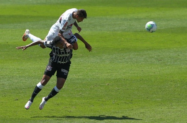 Disputa de jogadores do Corinthians e do São Paulo pelo Brasileirão. Foto: Getty Images