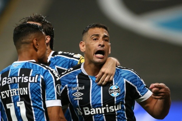 Jogadores do Grêmio comemoram gol de Diego Souza contra o Santos. Foto: Getty Images