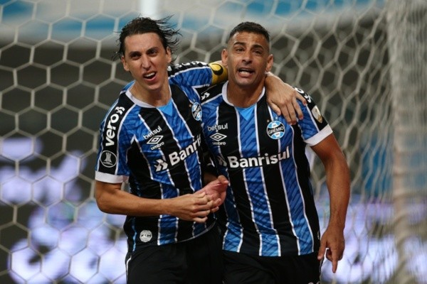 Geromel e Diego Souza comemoram gol do Grêmio contra o Santos. Foto: Getty Images
