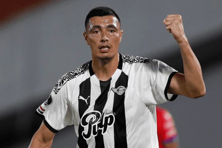 Jogada aérea é a principal jogada dos paraguaios. Verdão passa de fase se não sofrer gols. (Foto: Getty Images)