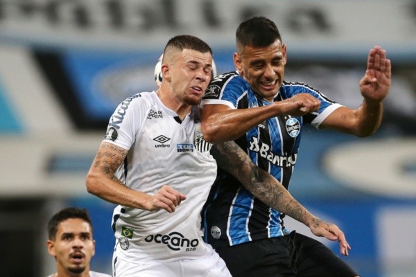 Jobson e Diego Souza disputam a bola durante partida entre Santos x Grêmio. Foto: Getty Images