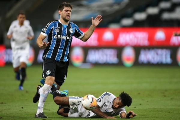 Marinho, do Santos, sofre falta de Kannemann, do Grêmio. Foto: Getty Images