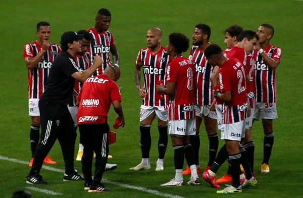 Fernando Diniz, do São Paulo, passa instruções aos jogadores. Foto: Getty Images