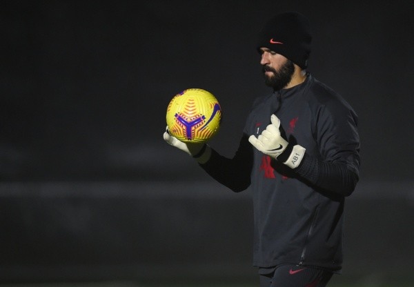 Alisson Becker, finalista do Prêmio The Best FIFA, segura a bola. Foto: Getty Images
