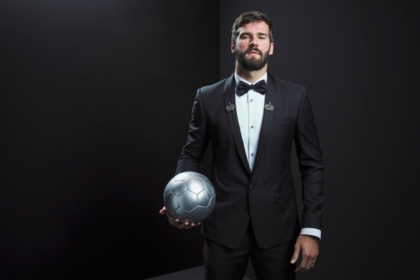 Alisson após vencer o prêmio de melhor goleiro em 2019. Foto: Getty Images