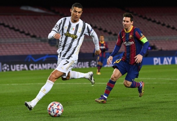 Cristiano Ronaldo e Messi, finalistas do prêmio, durante jogo da Champions. Foto: Getty Images