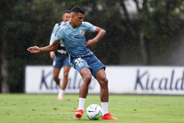 Tailson durante treinamento no Peixe — Foto: Pedro Ernesto Guerra Azevedo/Santos FC