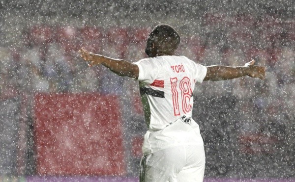 Toró comemorando gol contra o Atlético-MG — Foto: Rubens Chiri/saopaulofc.net