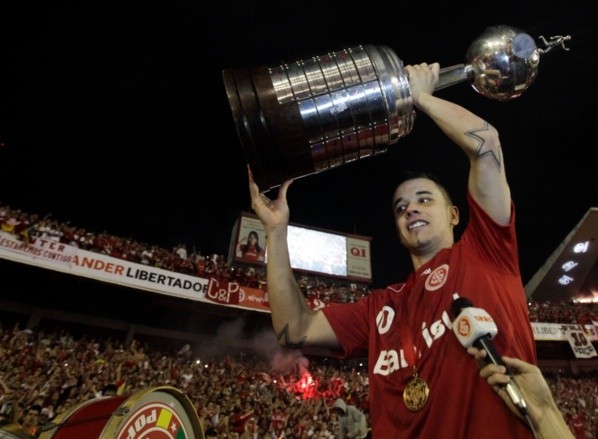 D'Alessandro com a taça da Libertadores em 2010. Foto: Getty Images