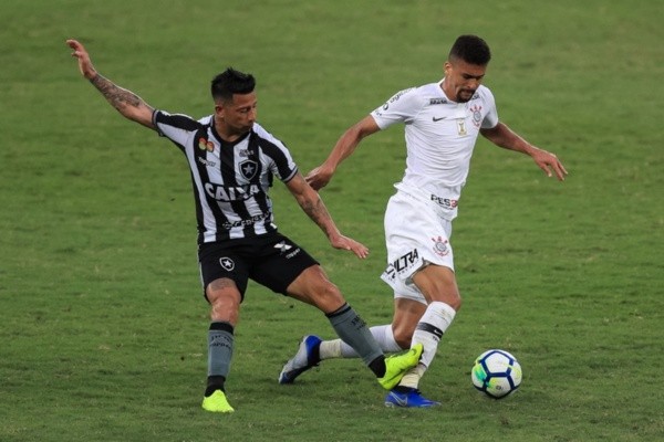 Disputa de jogadores do Botafogo x Corinthians pelo Brasileirão. Foto: Getty Images