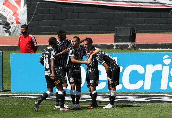 Jogadores do Corinthians abraçados. Foto: Getty Images