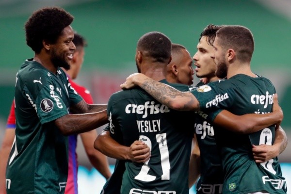 Jogadores do Palmeiras se abraçam em comemoração de gol. Foto: Getty Images