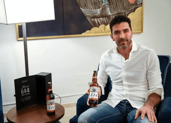 Buffon exibe cervejas com rótulos especias de Messi. (Foto: Reprodução)