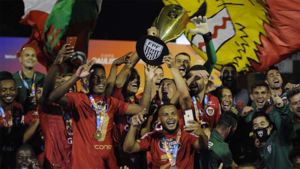 Jogadores festejam título da Copa Paulista. (Foto: Divulgação Portuguesa)