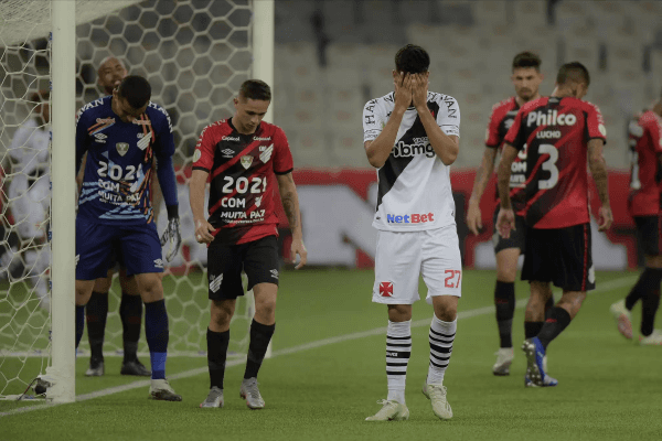 Vasco está lutando contra o rebaixamento. Furacão ainda não está livre. (Foto: Divulgação CBF)