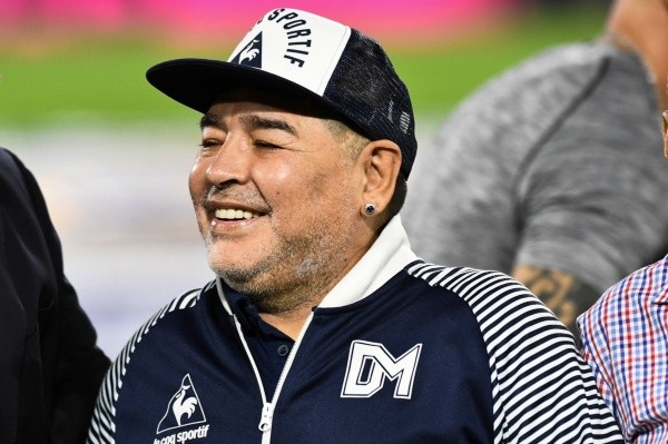 Diego Maradona durante jogo entre Gimnasia y Esgrima x Boca Juniors. Foto: Getty Images