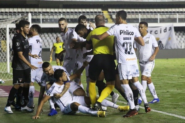 Jogadores do Santos durante partida da Libertadores. Foto: Getty Images