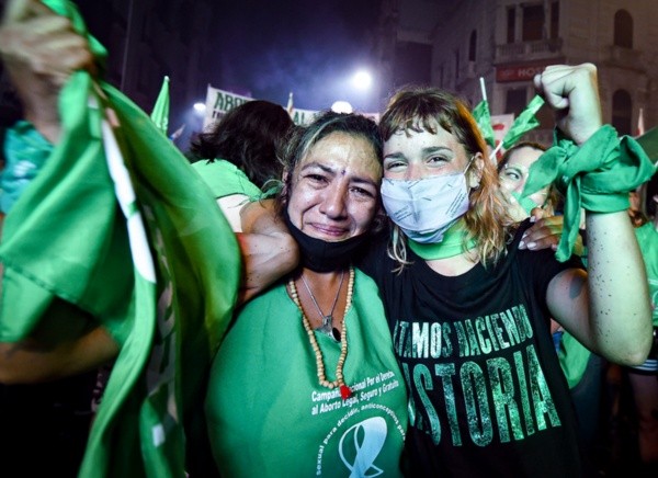 Manifestantes festejam a aprovação da lei no Senado - (Getty Images)