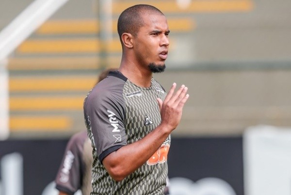 Zagueiro Bueno acabou ficando sem espaço com Sampaoli e deve voltar ao Japão (Foto: Bruno Cantini/Atlético)