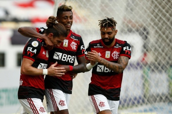 Jogadores do Flamengo se abraçam após gol. Foto:Getty Images