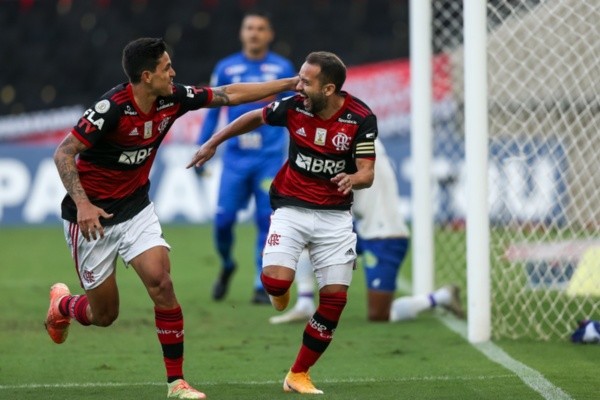 Comemoração de gol de Pedro e Everton Ribeiro. Foto: Getty Images
