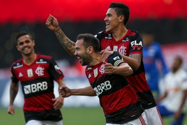 Pedro e Everton Ribeiro, do Flamengo, durante partida do Brasileirão. Foto: Getty Images