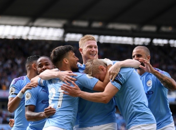 Jogadores do Manchester City se abraçam após gol. Foto: Getty Images