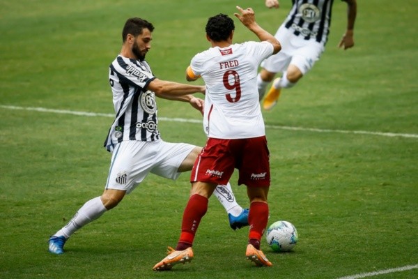 Laércio disputa a bola com Fred, do Fluminense. Foto: Getty Images
