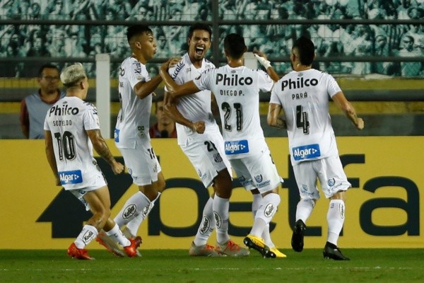 Jogadores do Santos comemoram gol pela Libertadores. Foto: Getty Images