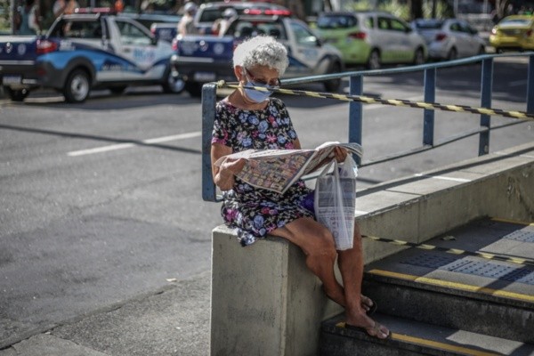 Senhora lê jornal no Rio de Janeiro. Foto: Getty Images