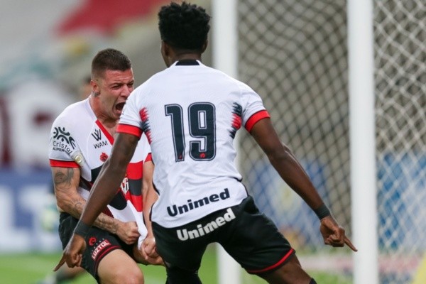 Comemoração de jogadores do Atlético-GO: Getty Images