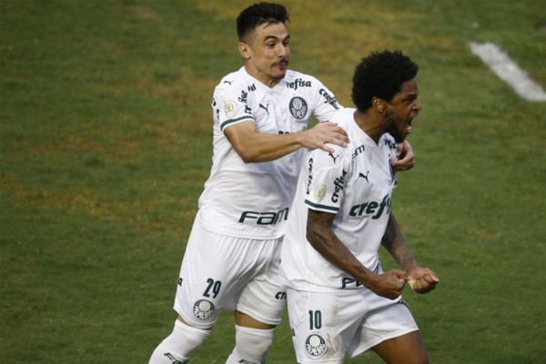 Willian Bigode e Luiz Adriano comemoram gol do Palmeiras. Foto: Getty Images