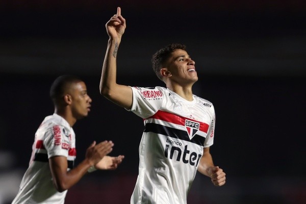 Vítor Bueno deve entrar de titular junto de Brenner no ataque contra o Bragantino (Foto: Getty Images)