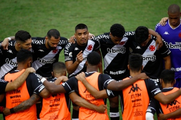 Jogadores do Vasco abraçados pelo Brasileirão. Foto: Getty Images