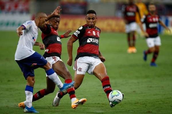 Flamengo tenta alcançar o São Paulo na ponta da tabela - (Foto: Getty Images)