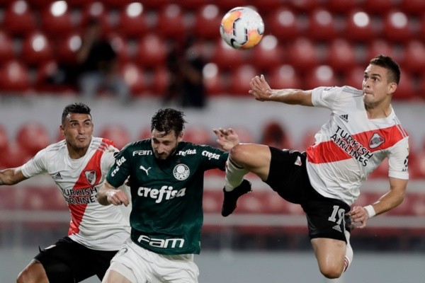 Disputa entre jogadores do Palmeiras e do River Plate pela Libertadores. Foto: Getty Images