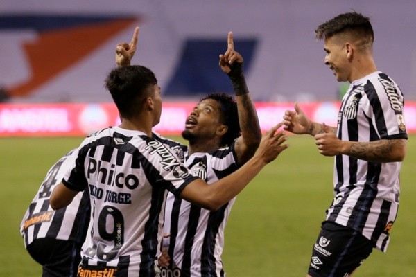 Marinho, do Santos, comemora gol com companheiros de equipe. Foto: Getty Images