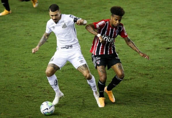 Alison, do Santos, e Tchê Tchê, do São Paulo, disputam bola. Foto: Getty Images