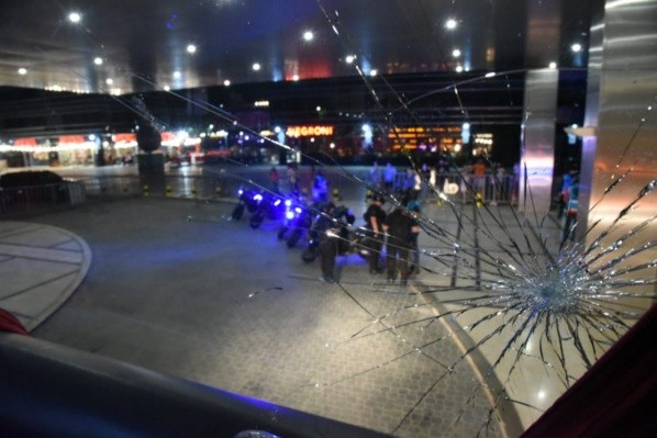 Vidro do ônibus da delegação santista (Divulgação/Santos)