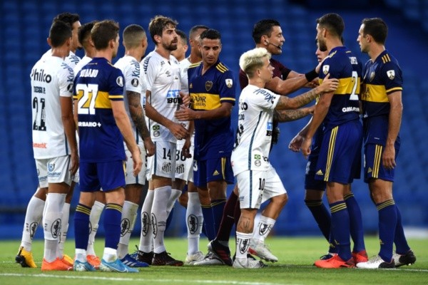 Confusão entre jogadores de Santos e Boca Juniors. Foto: Getty Images