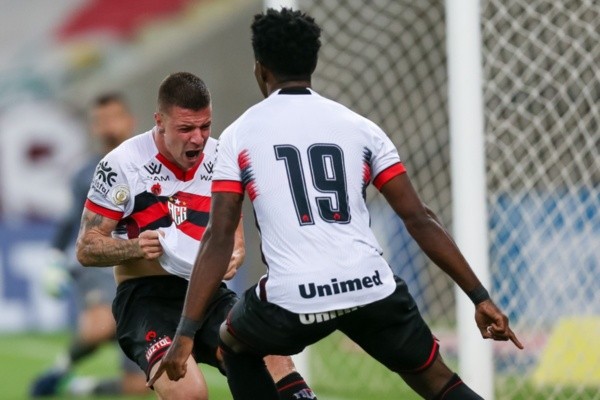 O Atlético-GO está em posição mais confortável na tabela - (Foto: Getty Images)