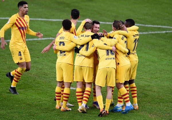 A equipe do Barcelona comemorando o gol. Foto: Getty Images